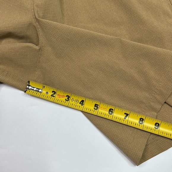 Under Armour Golf Carmel Brown Shorts Size Medium - Picture 5 of 7